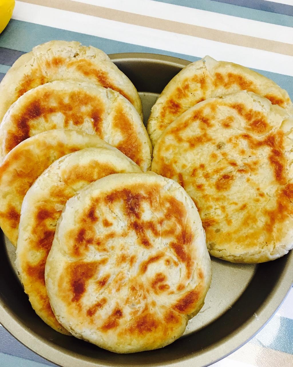 大团团和小圆圆做的发面油酥小糖饼