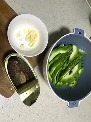 夏日开胃菜-豆豉鲮鱼炒苦瓜的做法 步骤1