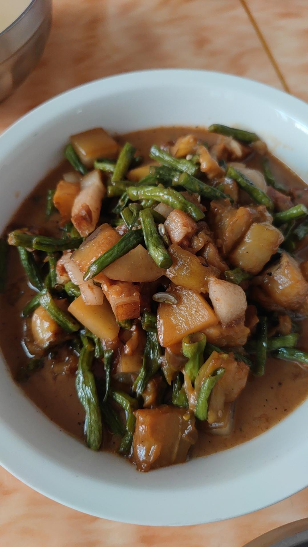 五花肉土豆炖豆角