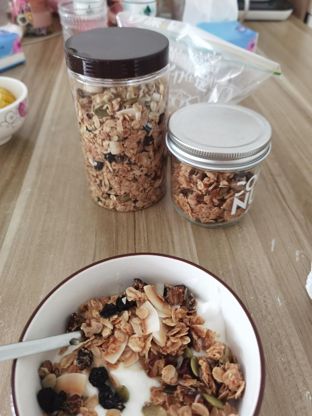 自制健康小零食/早餐：燕麦脆片（黑巧椰枣版）