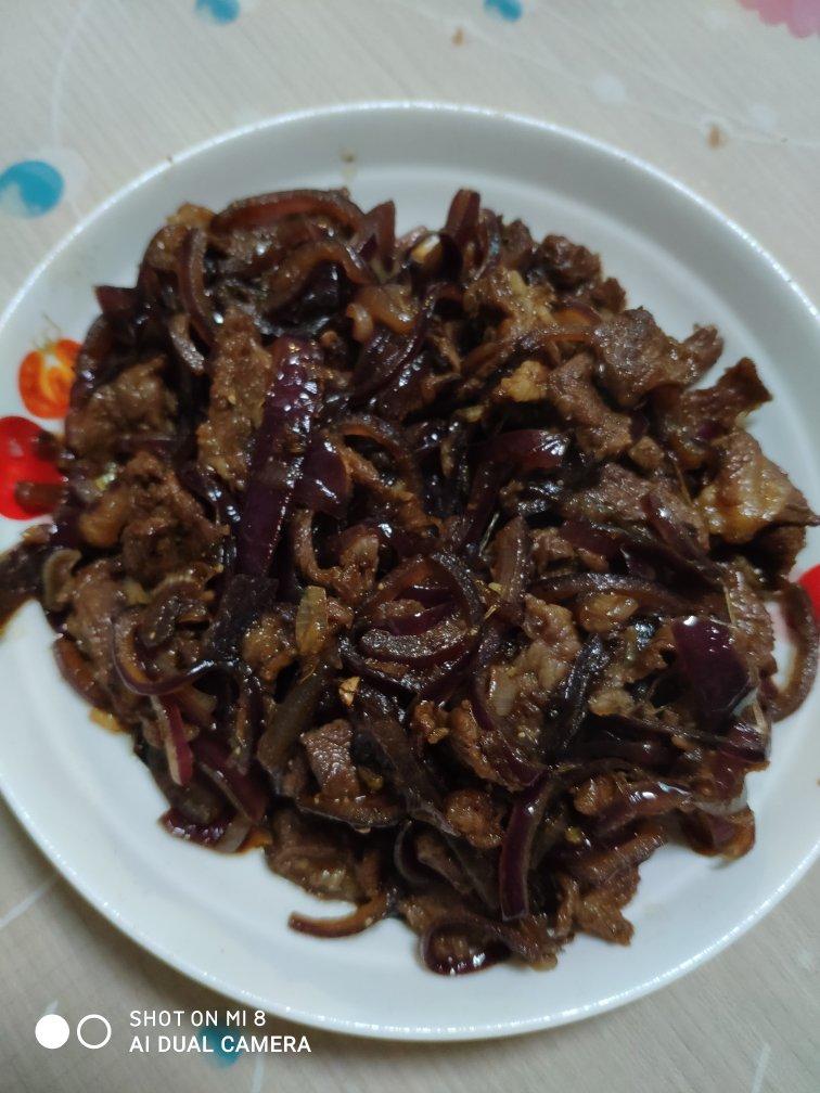 鲜香洋葱炒羊肉片（超简单 厨房小白也可以做的好吃 重在火候变化和发挥每一种食材的味道）