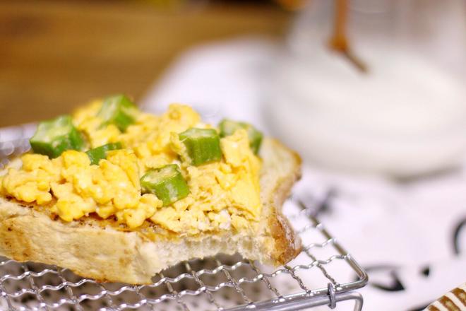 味噌秋葵炒蛋三明治的做法