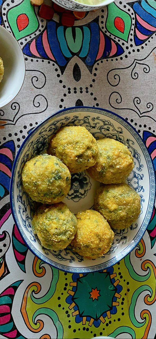 丝县绣离莂做的玉米面菜团子