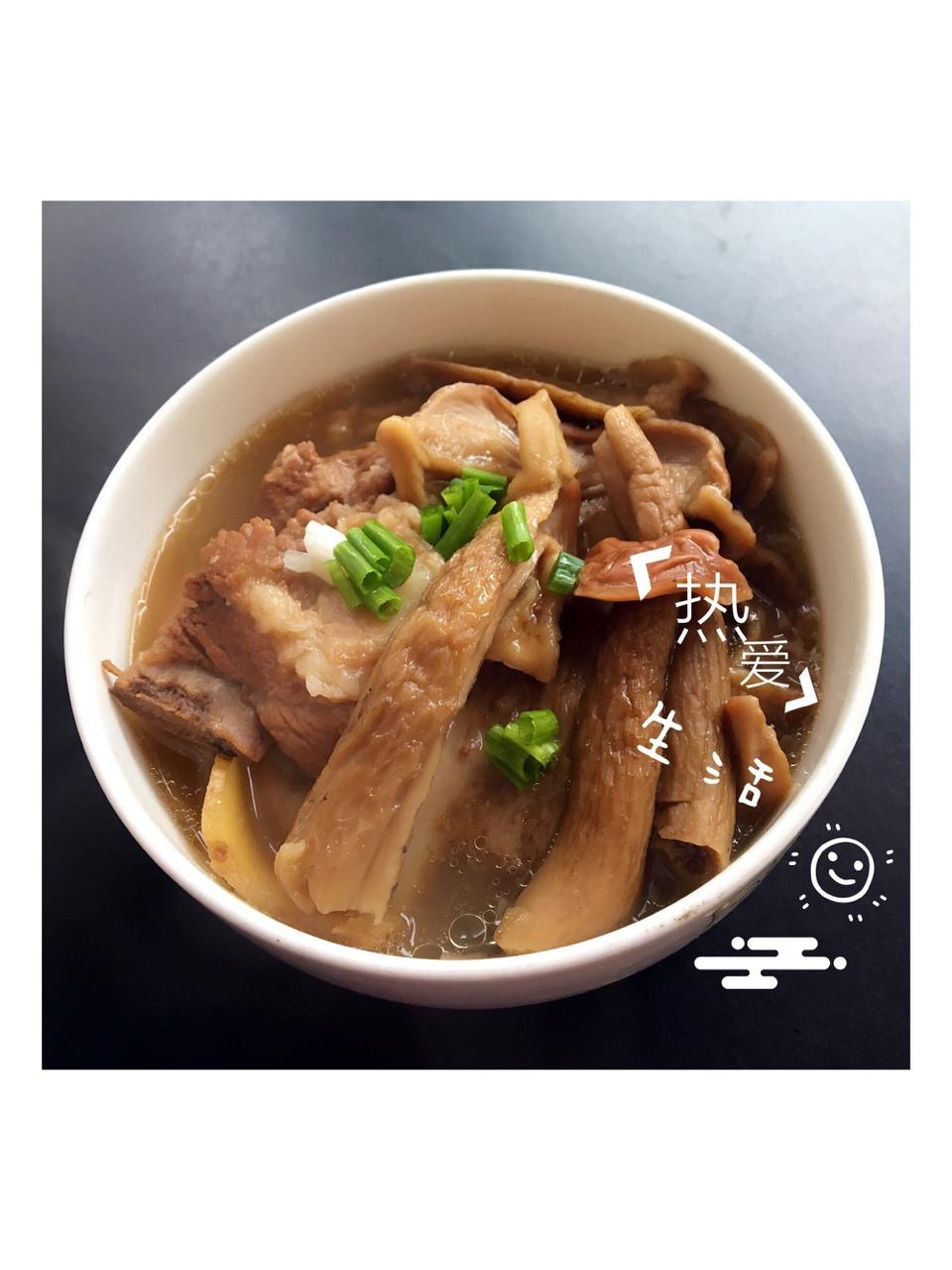 牛肝菌炖排骨汤的做法