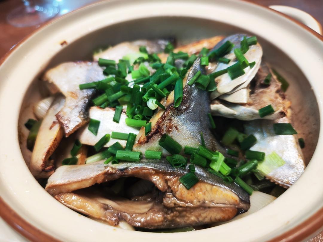 砂锅焗金鲳鱼