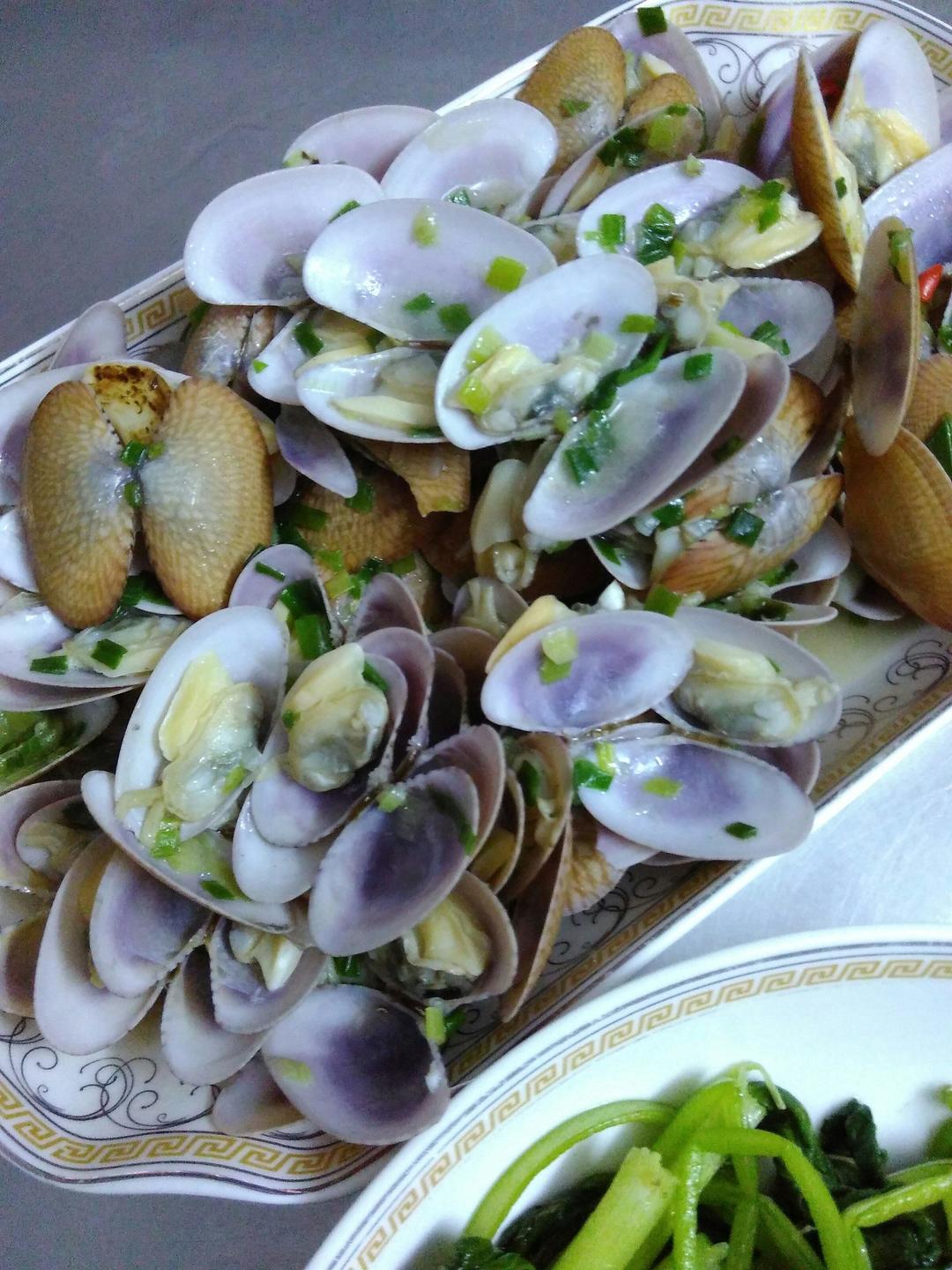 葱爆花甲的做法