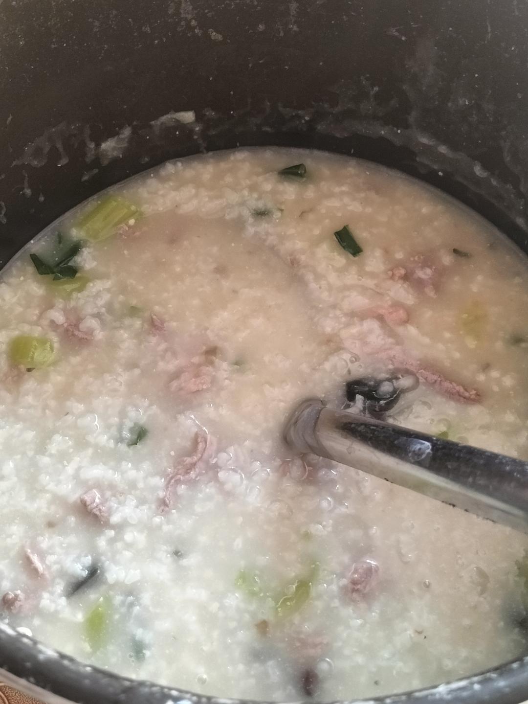 妈妈👩教我做的皮蛋瘦肉粥🥣简单快捷美味😋