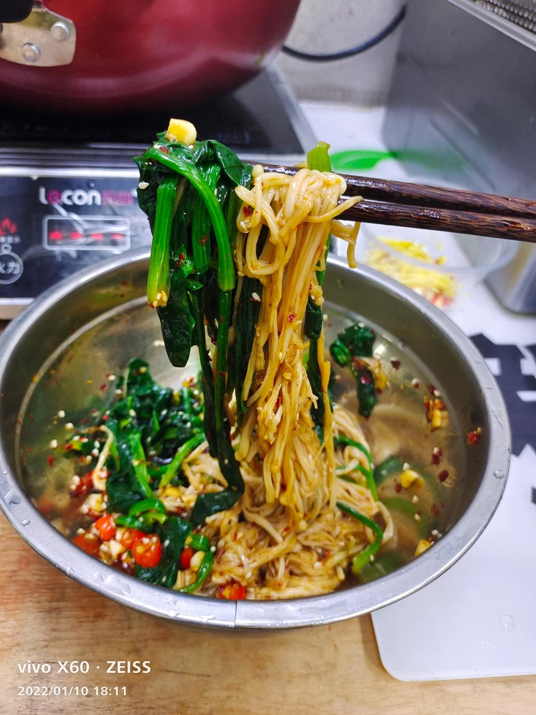 解馋减脂餐！酸辣开胃又下饭的菠菜拌金针菇