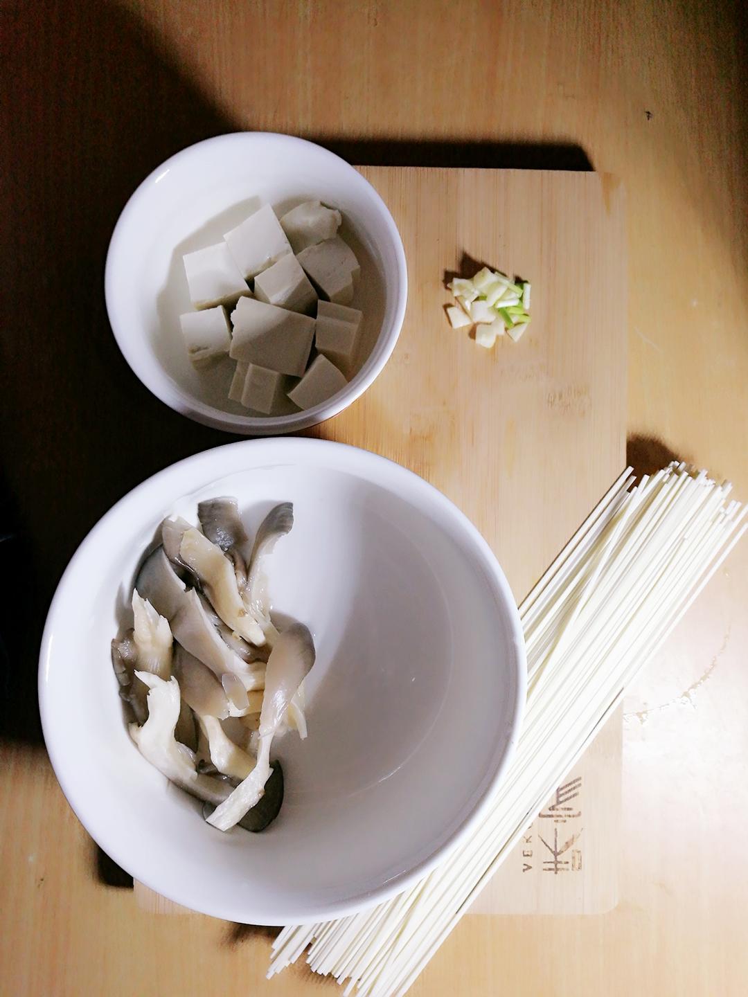 平菇豆腐清汤面的做法 步骤1