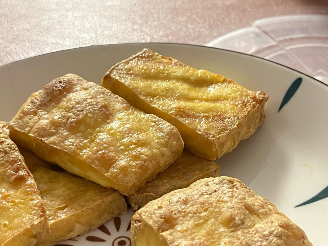 空气炸锅～烤豆腐，外焦里嫩，超级好吃，只要一块豆腐一个空气炸锅