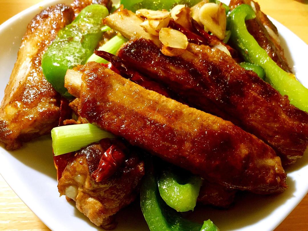 青椒煎排骨的做法
