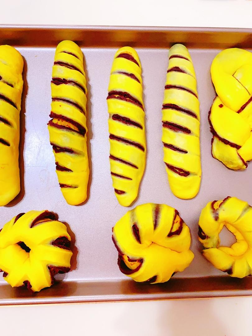 松软可口的红豆沙面包卷