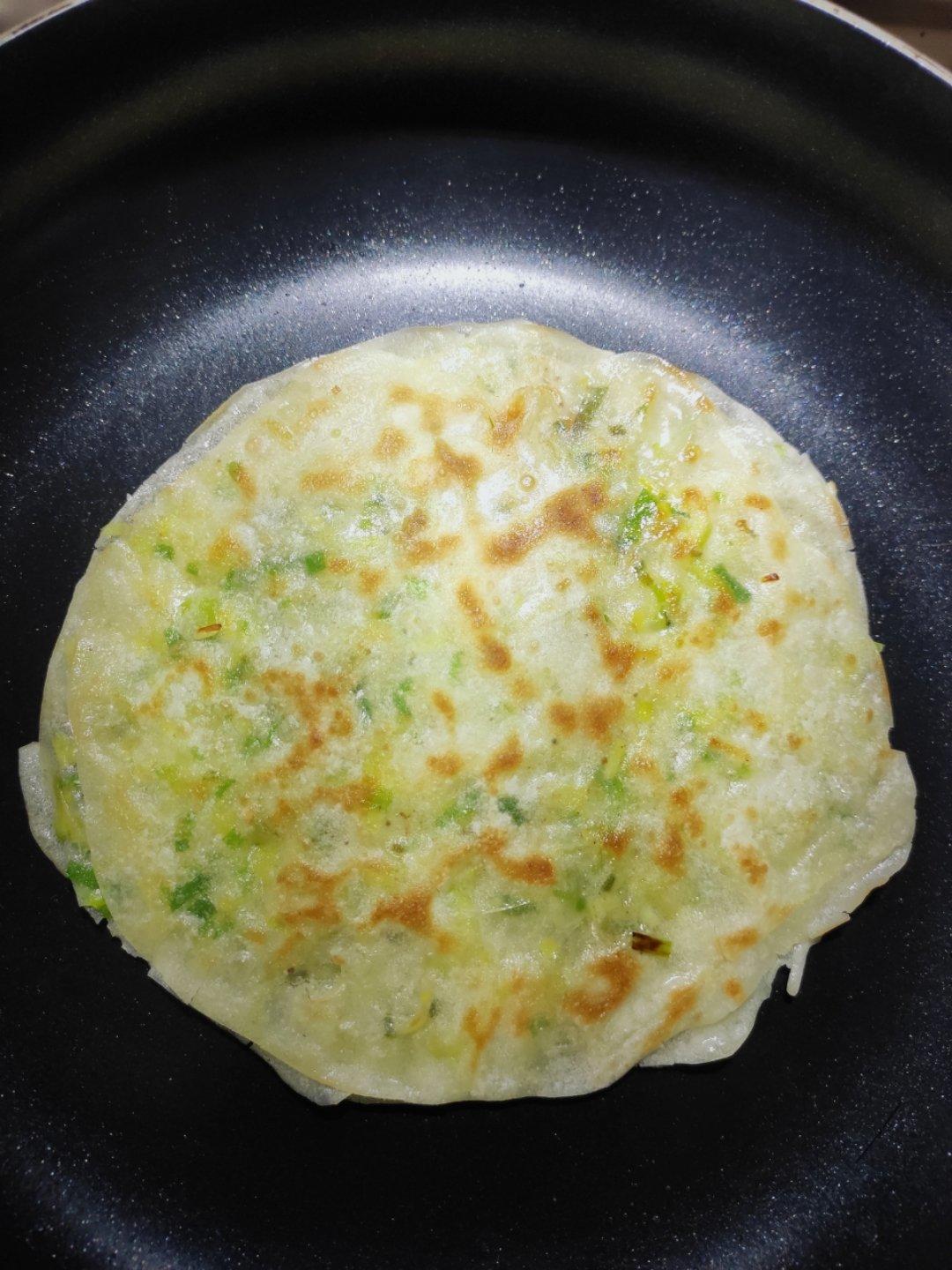 葱油饼(饺子皮版本)巨好吃(特别方便)