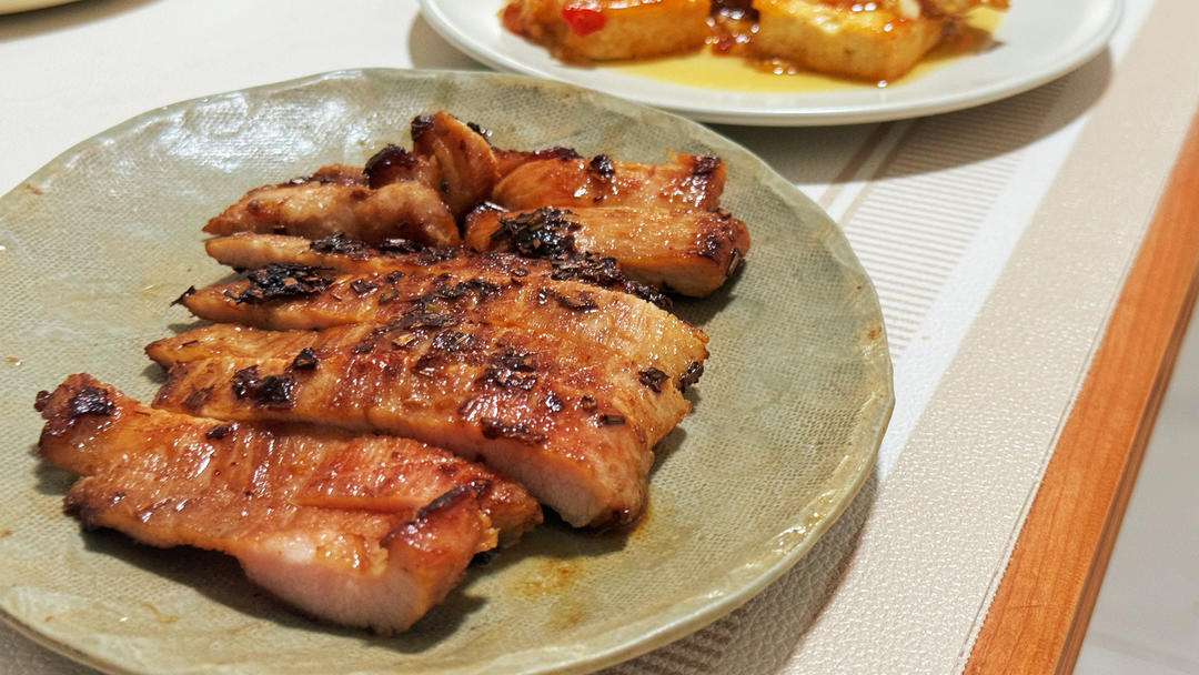 泰式香茅猪颈肉。这才是啤酒的最佳搭档，肥而不腻，口感超好