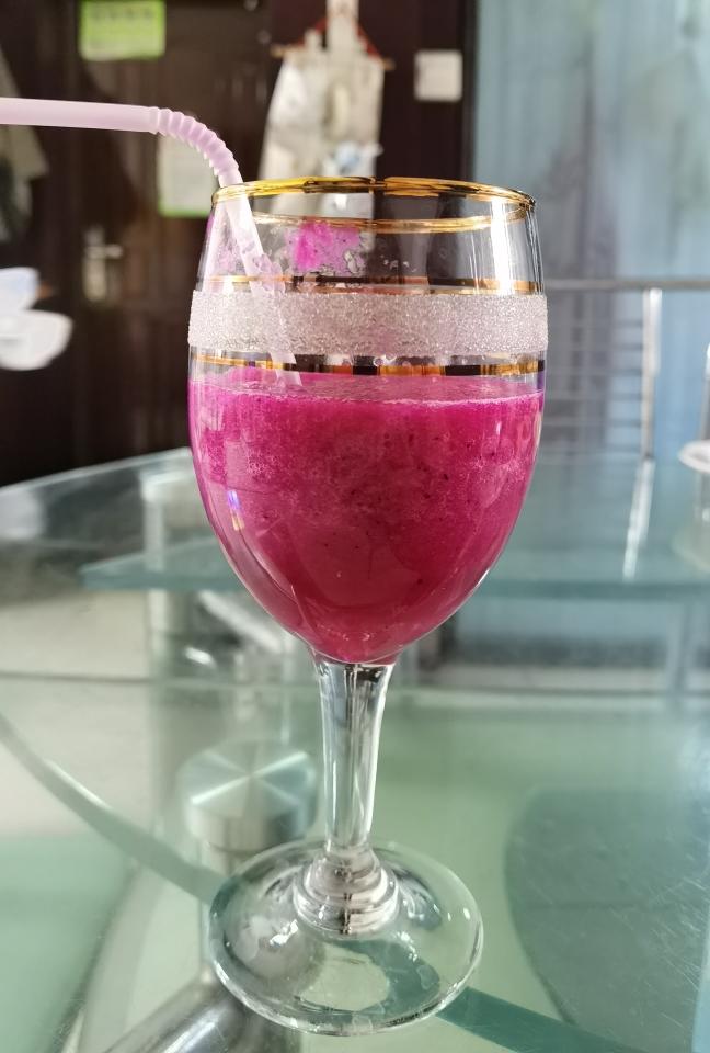 冰凉夏日饮品火龙果苹果综合果汁