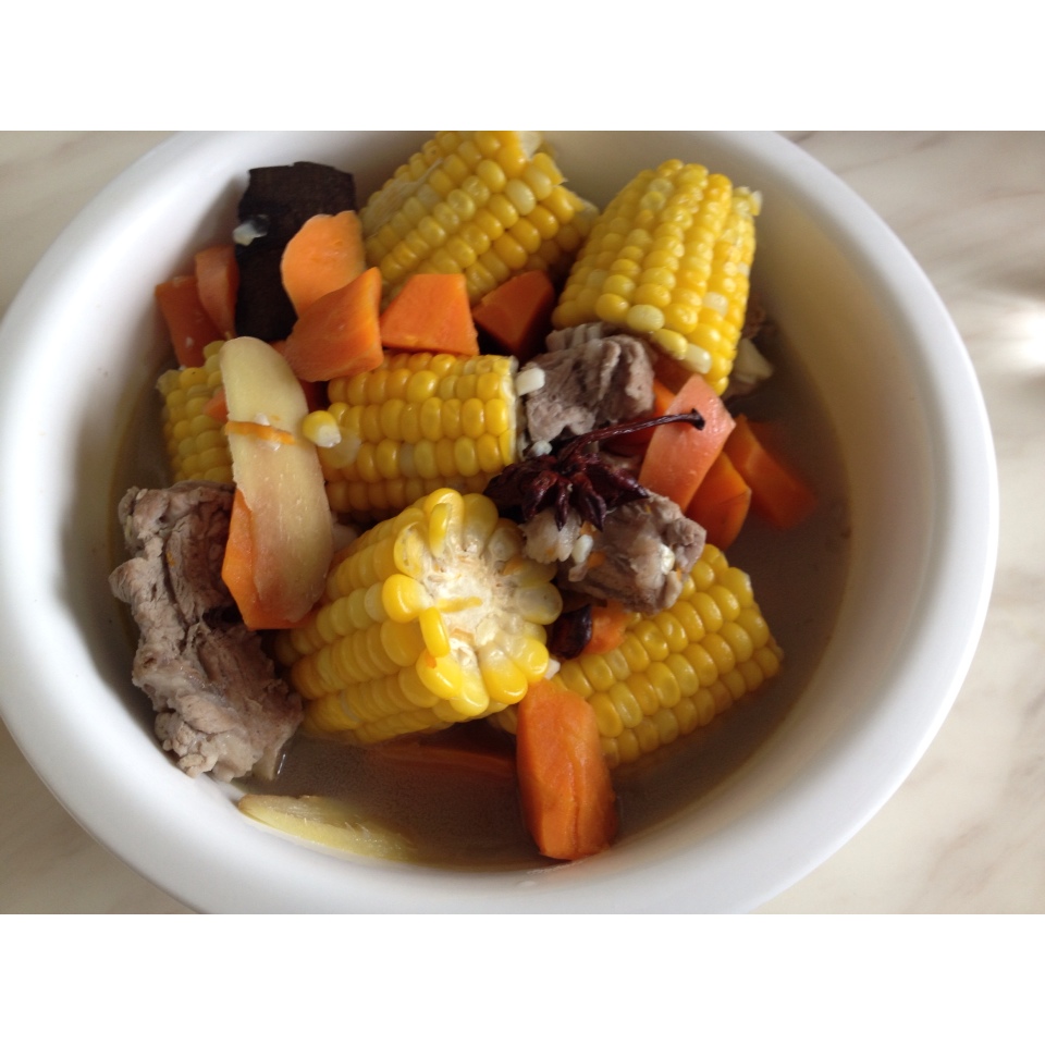 胡萝卜玉米排骨汤