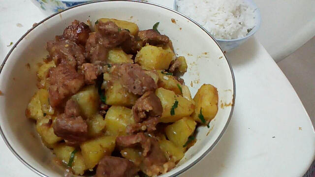 土豆闷猪肉