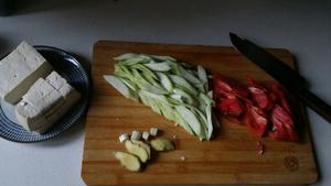 云素记  西红柿丝瓜豆腐汤的做法 步骤2