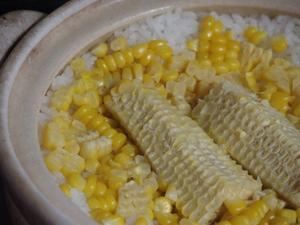 初夏，用狸猫砂锅焖松软玉米饭的做法 步骤4