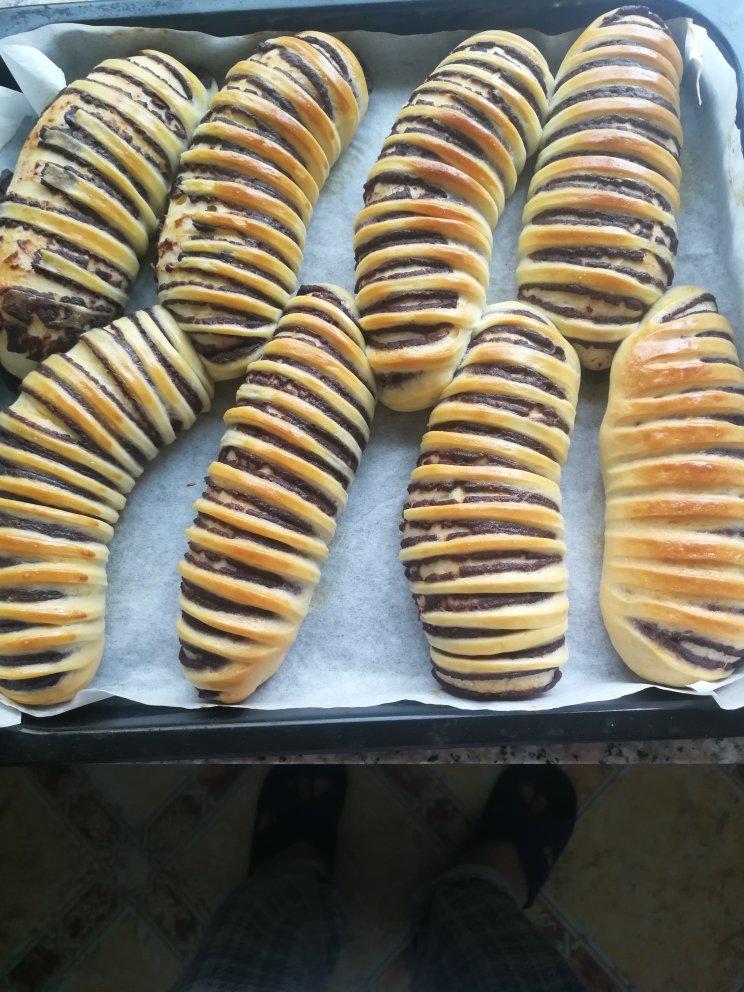 街头卖爆的毛毛虫豆沙面包