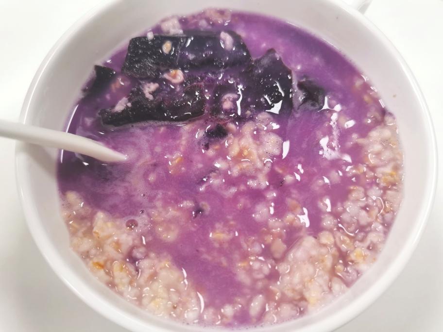 减肥时期吃过的早餐—微波炉紫薯牛奶燕麦片的做法