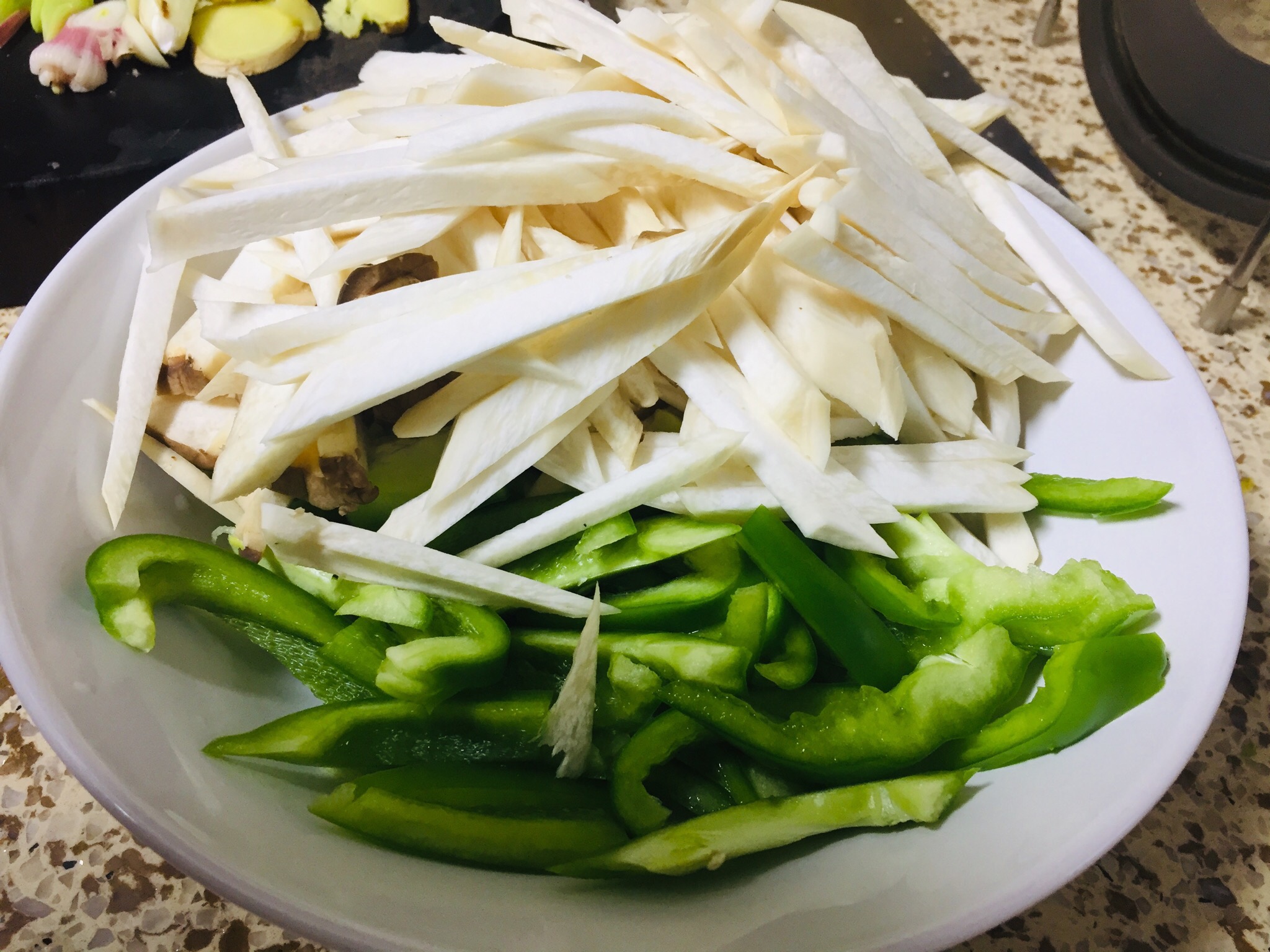 不太辣的下饭菜—杂炒杏鲍菇的做法 步骤1