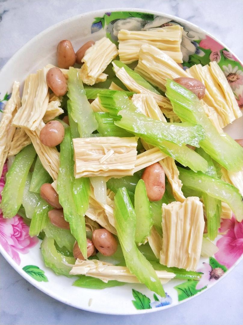 西芹炒腐竹的做法