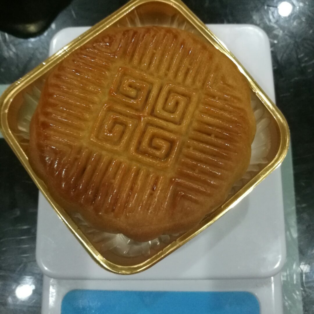 广式月饼—蛋黄芝麻月饼