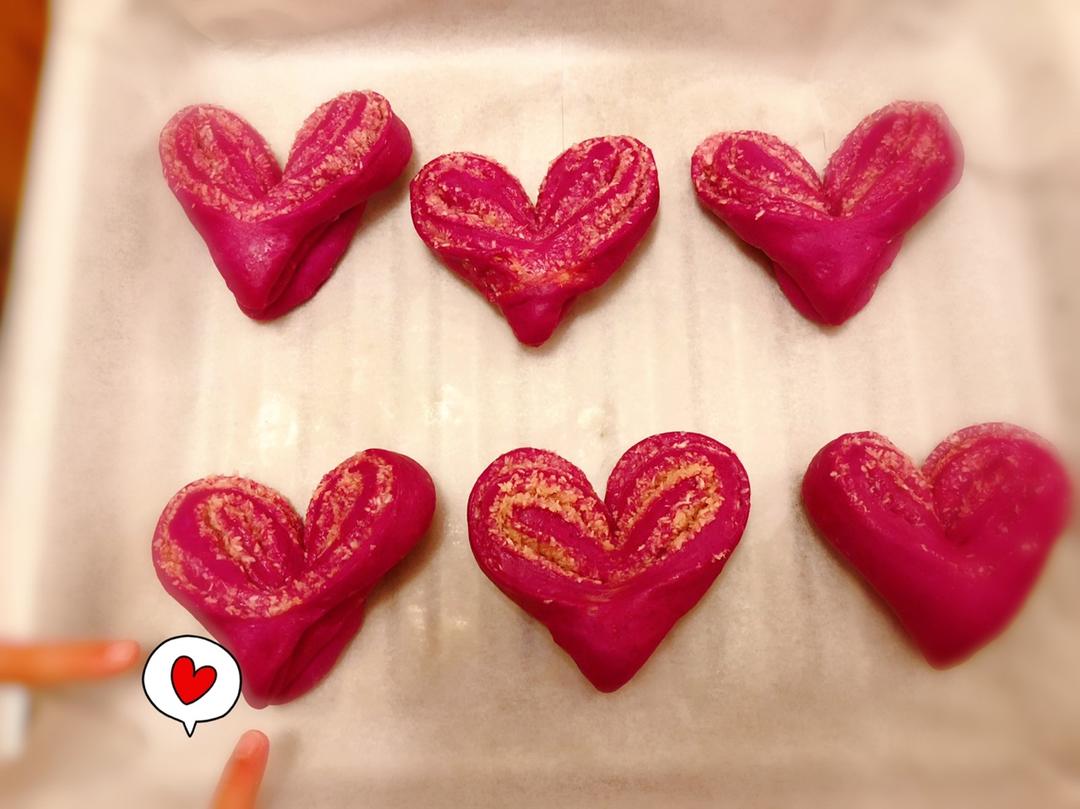 心形火龙果椰蓉面包