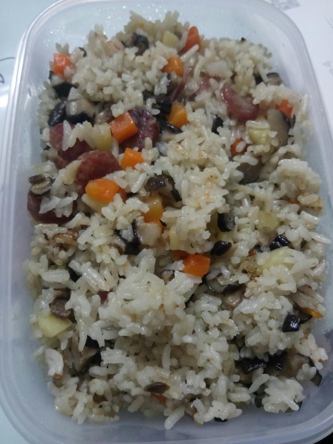 香菇腊肠土豆焖饭