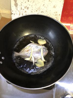 快手葱油鲳鳊鱼的做法 步骤1