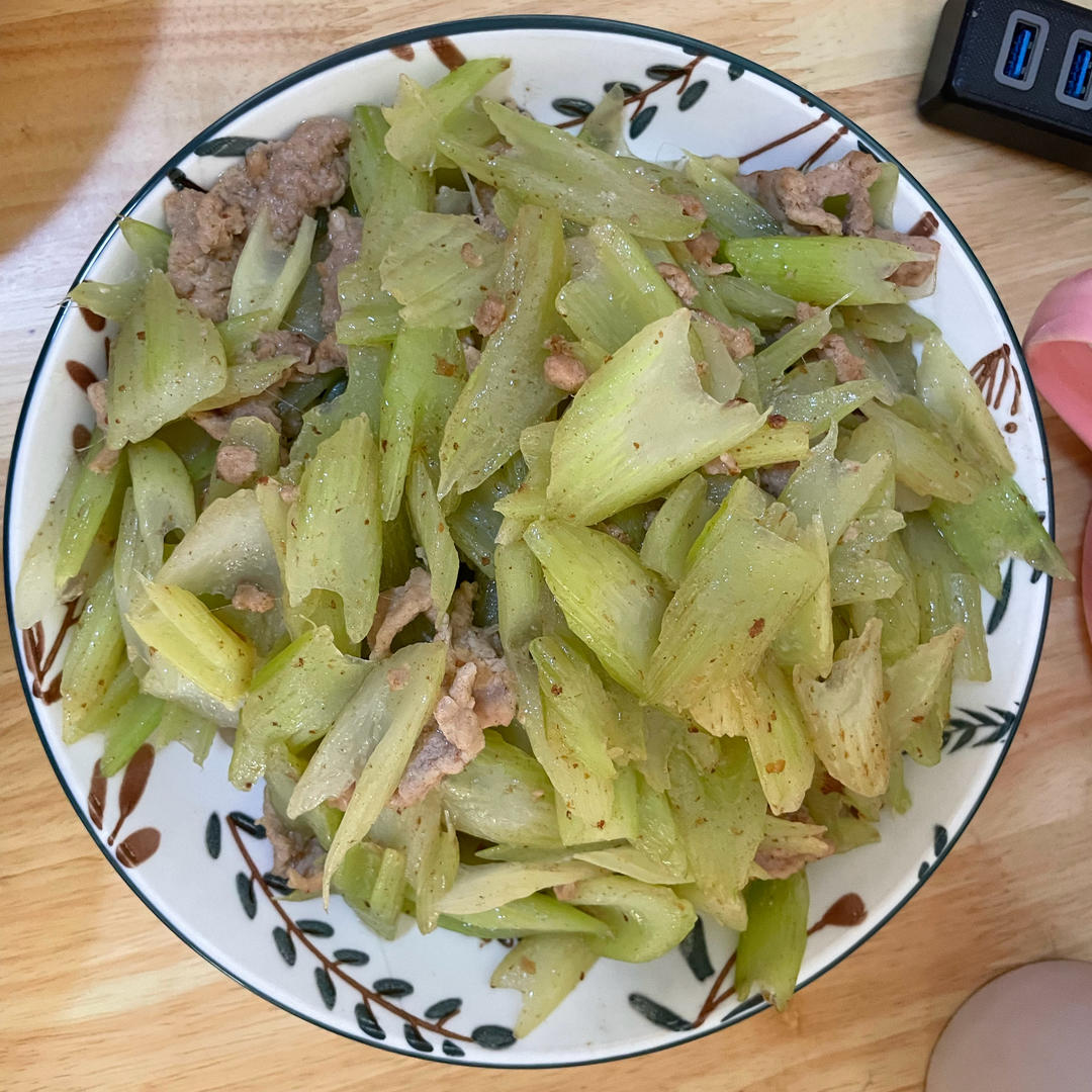 怎样炒出饭店级别的幼嫩西芹（附正确的西芹处理手法）