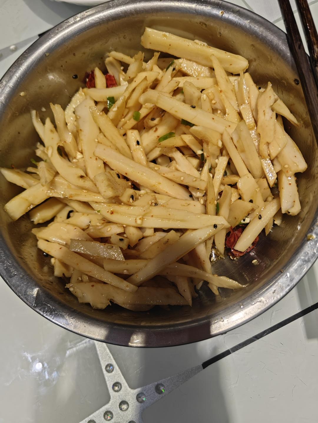 我妈的拿手菜！！炝拌藕丝！酸辣脆爽！