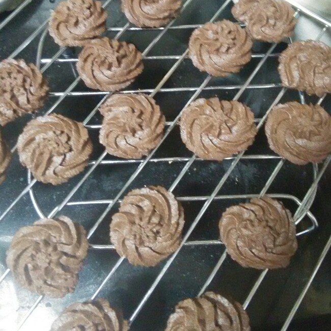 挤花毫无压力的巧克力曲奇