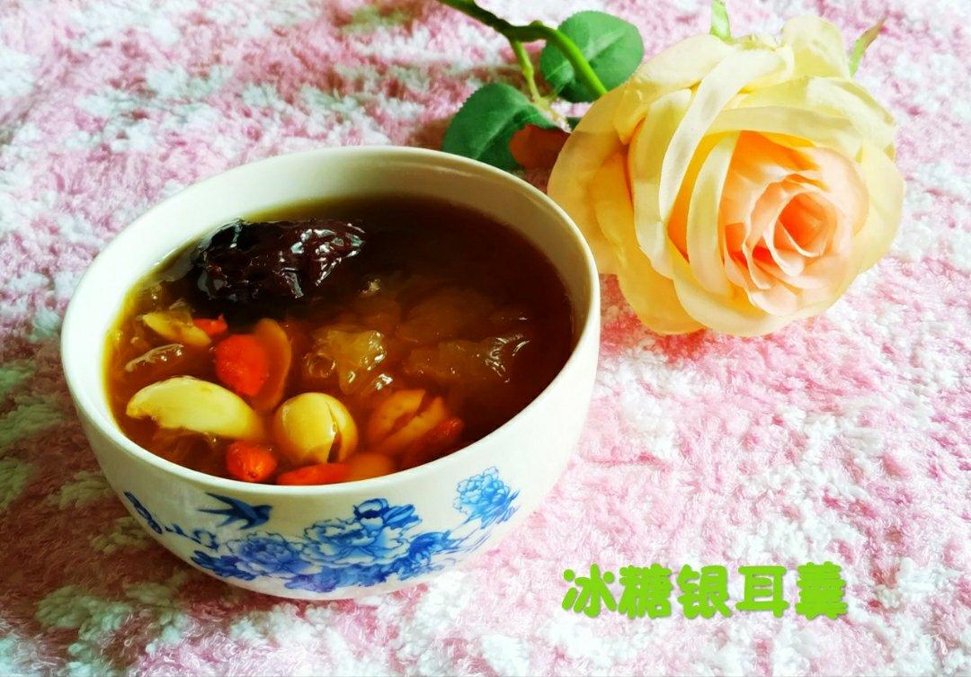 冰糖银耳莲子羹。（内附电饭煲做法）