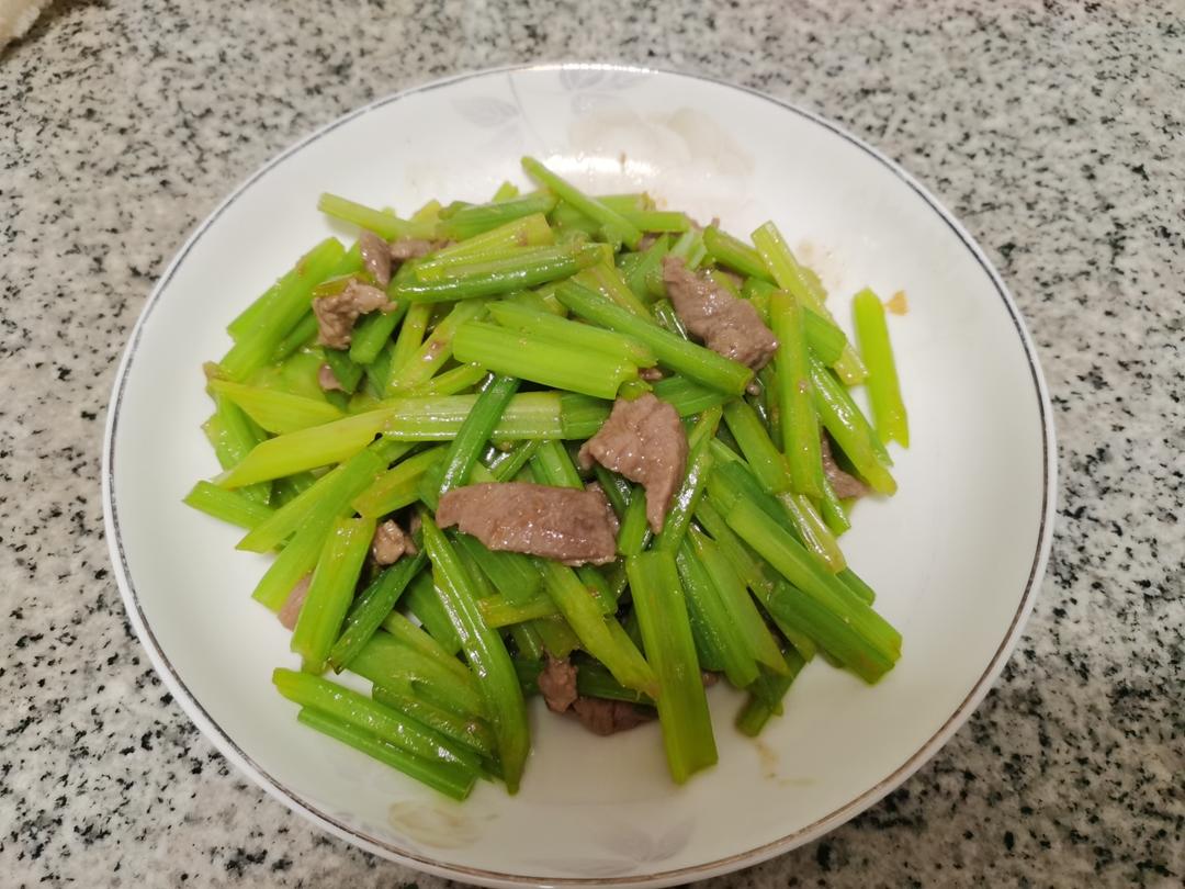 超级嫩的芹菜炒肉