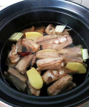 不放一滴油的羊排砂锅炖山药 胡萝卜…香…啊……的做法 步骤2