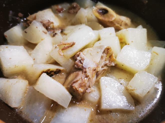 土砂锅筒子骨萝卜汤（鲜甜）的做法