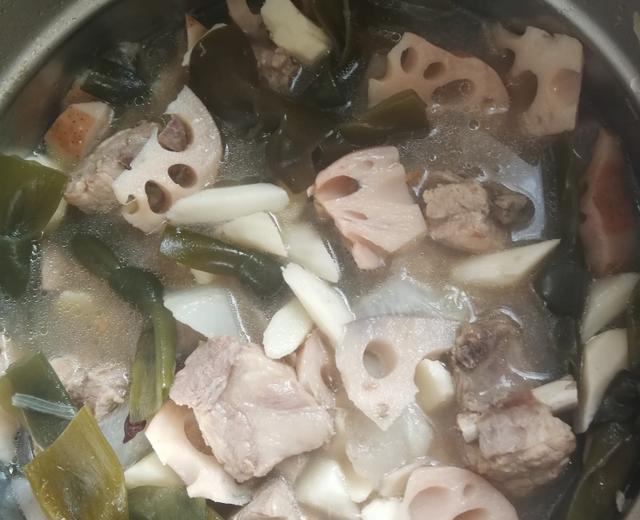 贴秋膘之排骨莲藕山药海带煲的做法