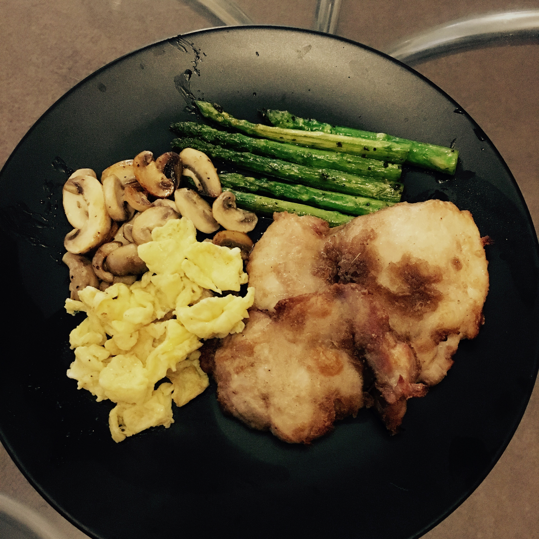 芦笋配煎鸡胸肉