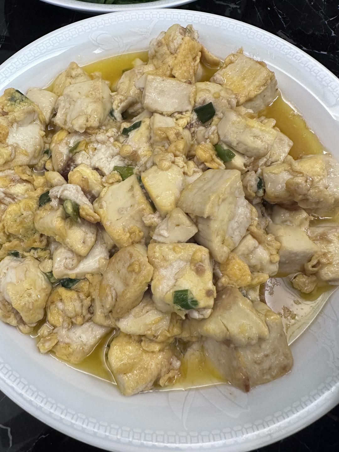 鸡蛋内脂豆腐真的太惊艳了！滑嫩爽口，入口即化，还有那淡淡的鸡蛋香味，配上喜欢的调料，嘎嘎香，嘎嘎好吃！低脂高蛋白，饱腹感强，减脂的姐妹快来试试吧！