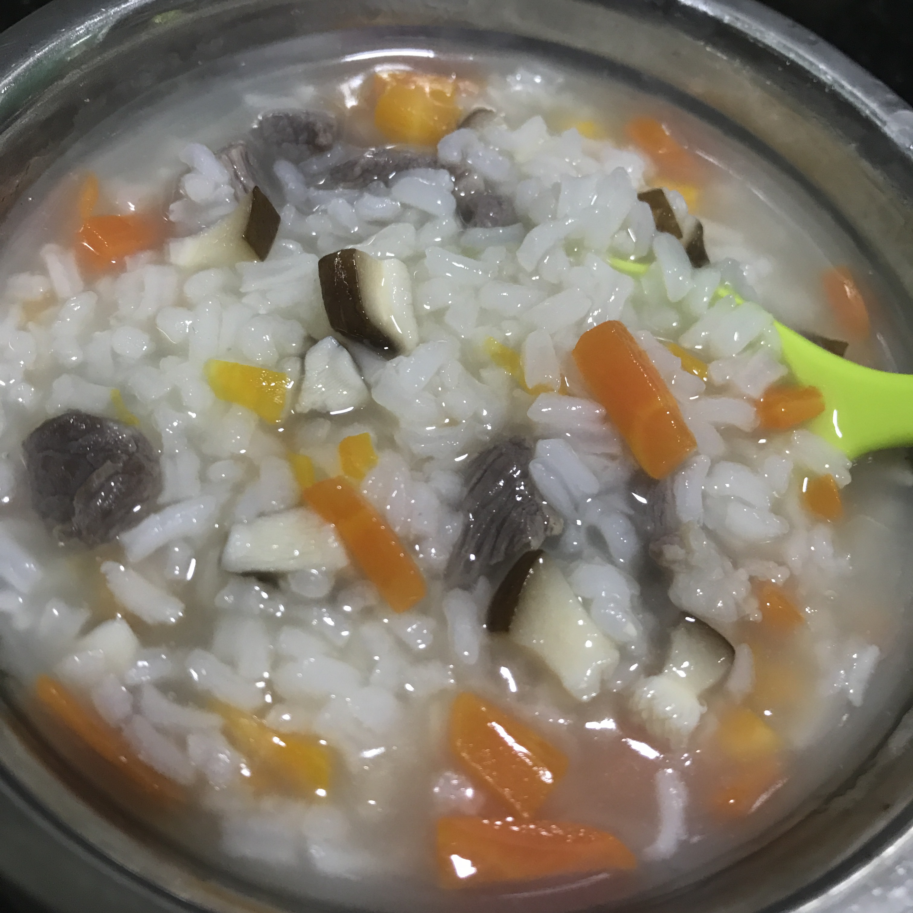 胡萝卜香菇瘦肉粥（宝宝辅食）的做法