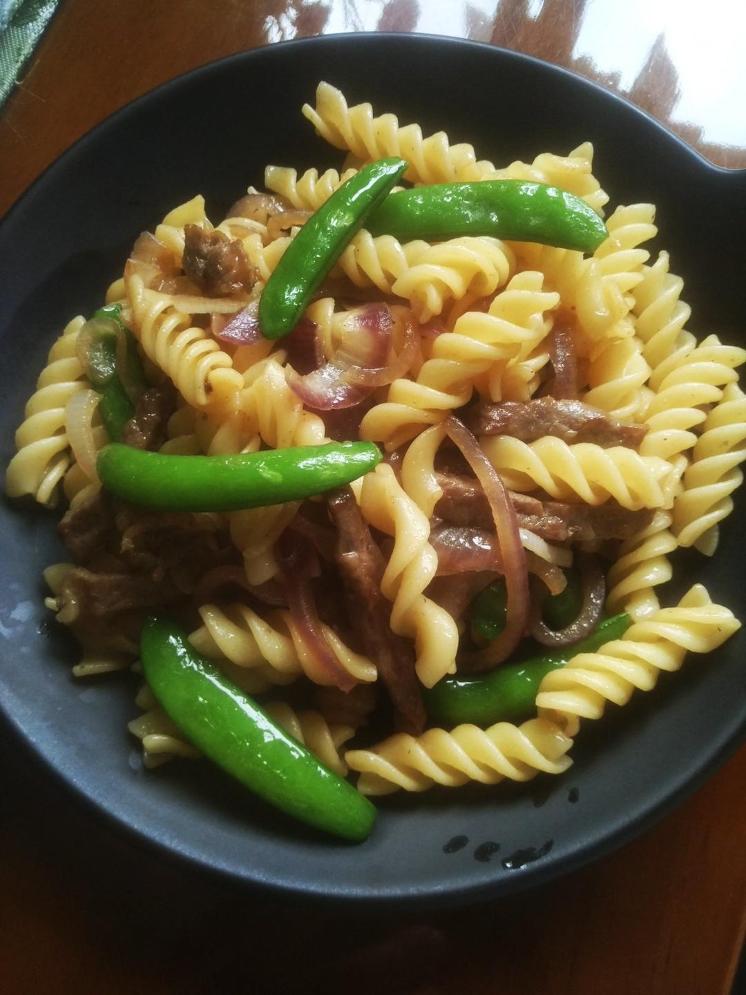 黑椒牛柳炒意面