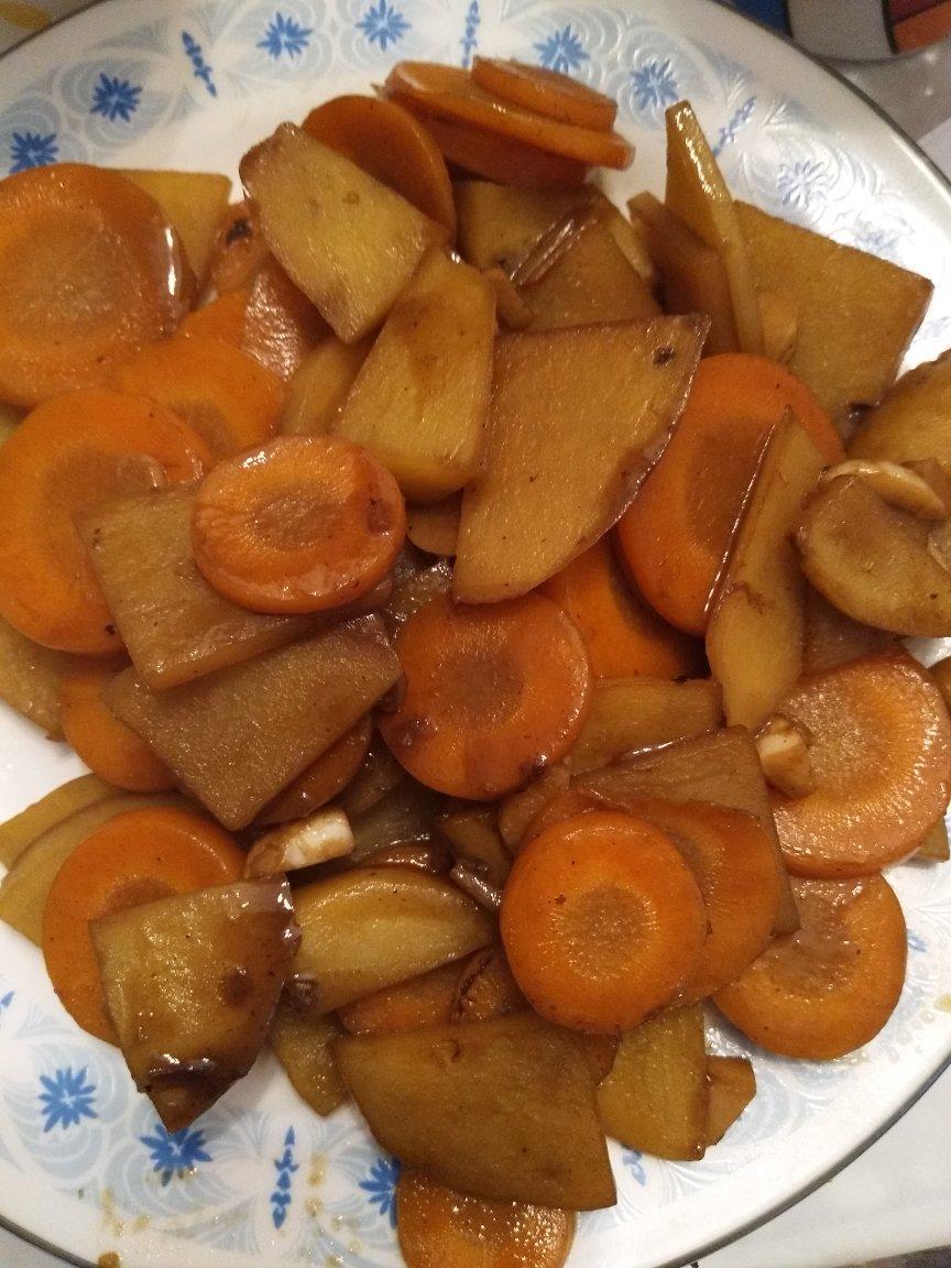 下饭神器肉末胡萝卜土豆片