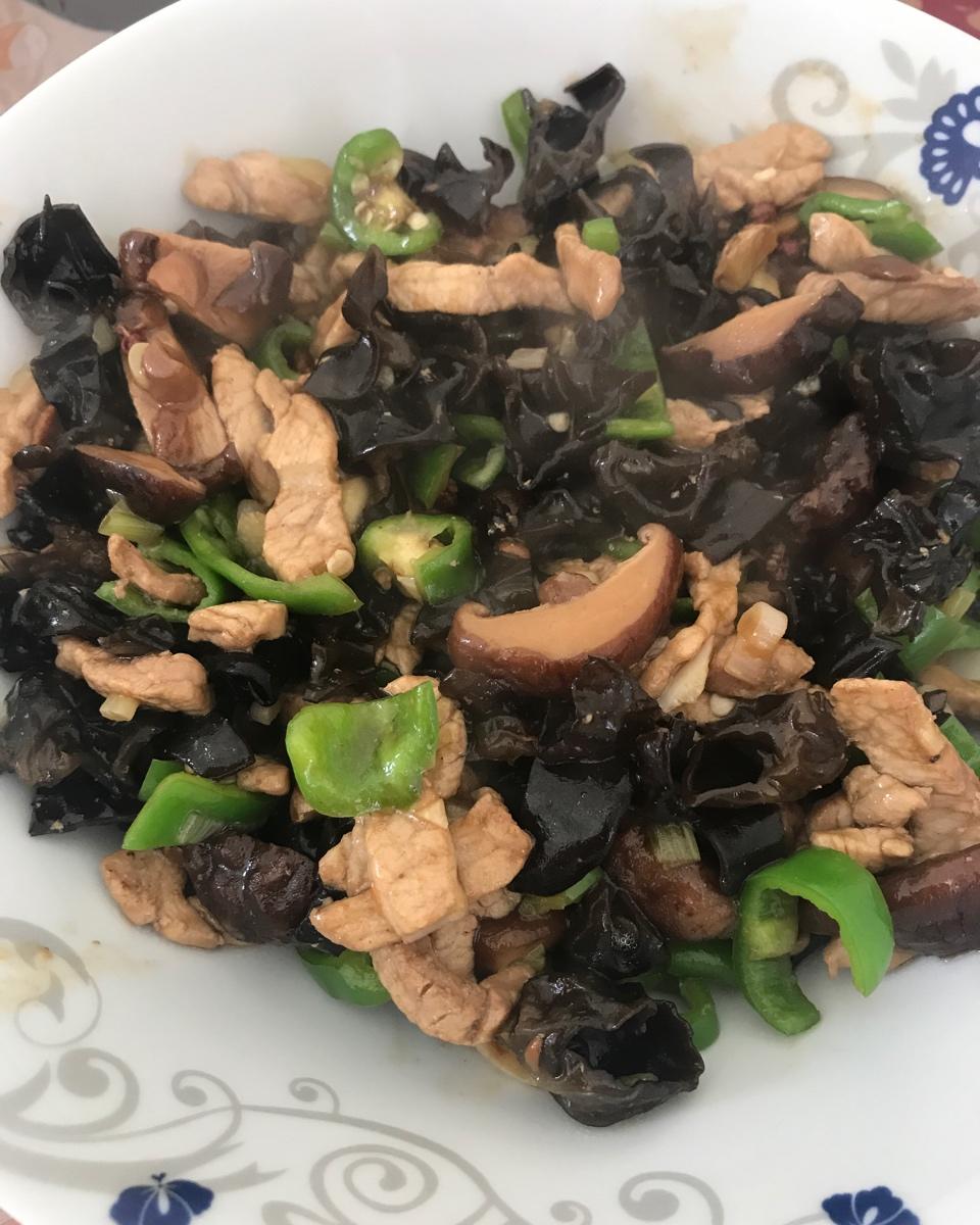 快手菜～青椒香菇木耳炒肉