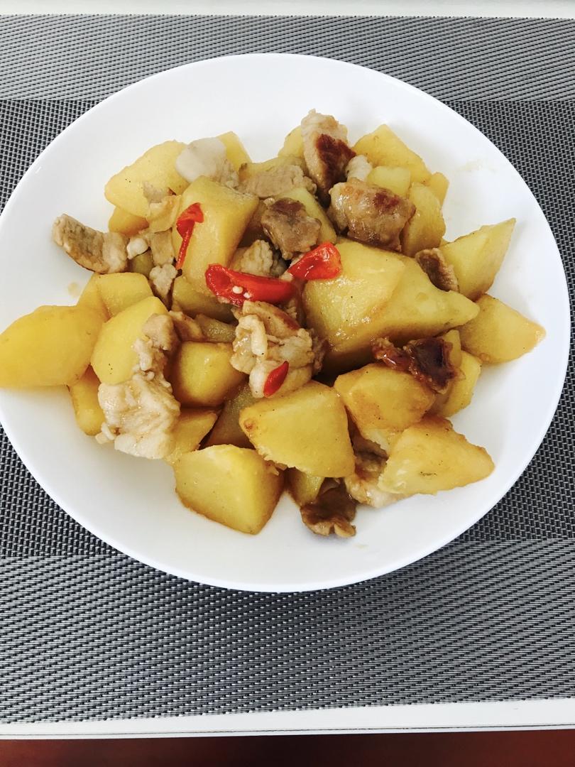 五花肉炖土豆
