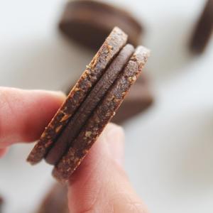翻译食谱 | 超美味榛子巧克力夹心饼干🍫的做法 步骤5