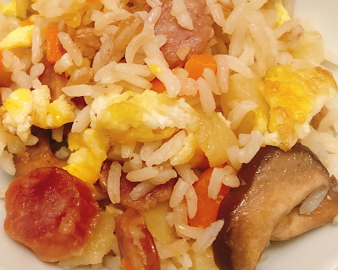 加班党用电饭锅做炊饭