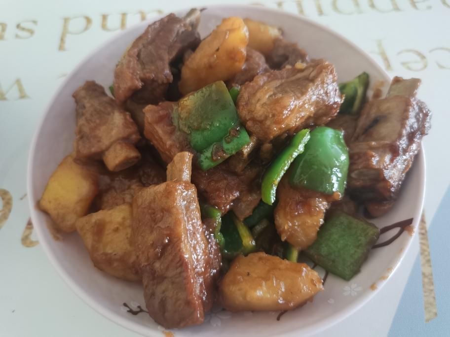 软烂入味的排骨烧土豆