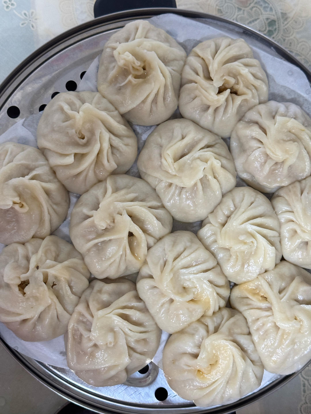 油滋拉酸菜烫面包子